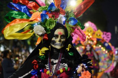 22 Ekim 2023, Mexico City, Meksika: Reforma Bulvarı 'ndaki Ölüm Günü (Dia de Muertos) kutlamaları kapsamında Catrina' nın Yıllık Mega Geçit Töreni 'ne katılan kişi