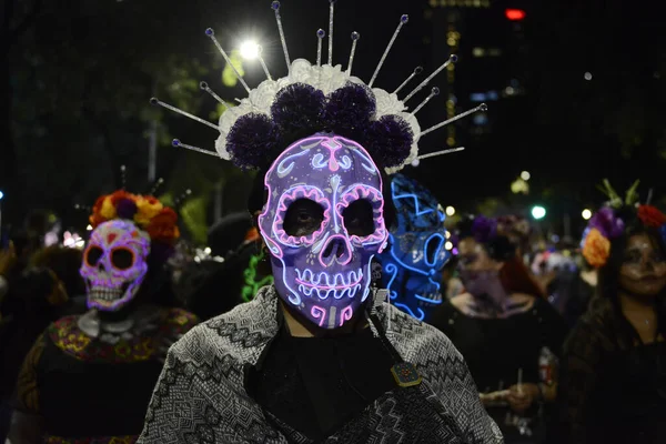 22 Ekim 2023, Mexico City, Meksika: Reforma Bulvarı 'ndaki Ölüm Günü (Dia de Muertos) kutlamaları kapsamında Catrina' nın Yıllık Mega Geçit Töreni 'ne katılan kişi