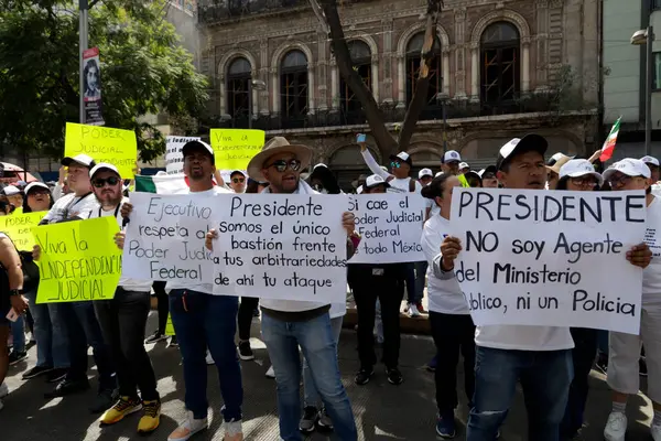 stock image October 22, 2023, Mexico City, Mexico: Thousands of workers from the Judicial Branch of the Federation of Mexico march to demand that the Government of Mexico not disappear their trusts. Mobilization of workers in Mexico City