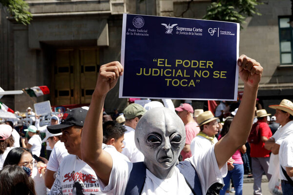 22 октября 2023 года, Мехико, Мексика: Работники федеральной ветви власти у здания Верховного суда страны в Мехико