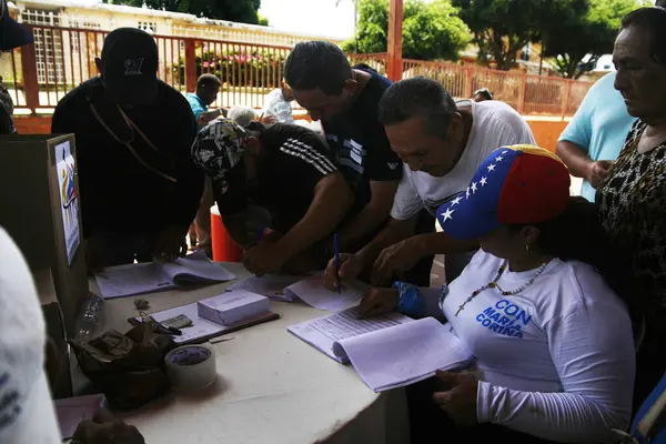 Οκτωβρίου 2023 Zulia Βενεζουέλα Ψηφοφόροι Της Βενεζουέλας Παρίστανται Στις Κάλπες — Φωτογραφία Αρχείου