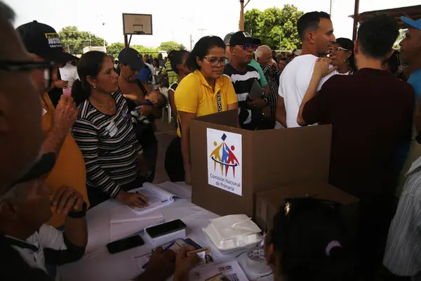 2023年10月22日 委内瑞拉祖利亚 委内瑞拉选民在反对党的投票箱前投票 选出将在2024年总统选举中与总统尼科尔斯 马杜罗竞争的候选人 — 图库照片