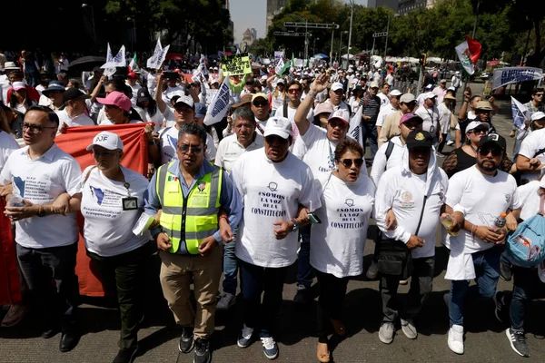 2023年10月22日 メキシコ メキシコ メキシコ連邦司法支部の何千人もの労働者がメキシコ政府が彼らの信頼を失わないように要求する行進を行った メキシコシティにおける労働者の移動 — ストック写真