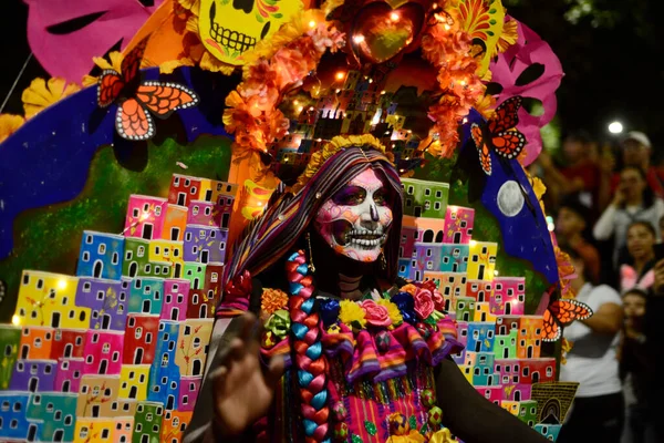 2023年10月22日 メキシコのメキシコシティ カトリーナの年次メガパレード デイア ムエルト でレフォード アベニューでの祝賀会に参加する — ストック写真