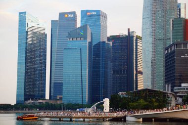 Singapur, Güneydoğu Asya 'daki Finans Bölgesi' nin önündeki Merlion. Haziran 2023
