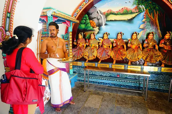 Twee Mensen Praten Sri Mariamman Tempel — Stockfoto