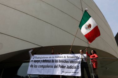 24 Ekim 2023, Mexico City, Meksika Federal Yargı Birimi çalışanları Mexico City 'deki bir protesto sırasında güvenlerinin tükenmesini reddetti.