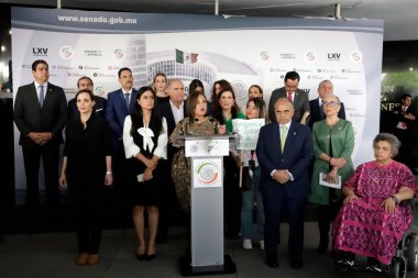 24 Ekim 2023, Meksika Senatörü ve Meksika Geniş Cephe Başkan adayı Xochitl Galvez ve Senatör Manuel Aorve Baos.