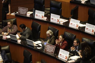 24 Ekim 2023, Mexico City, Meksika: Ulusal Yenilenme Hareketi partisinden senatörler, Mexico City 'deki senatoda yapılan oturumda Federasyon Yargı Şubesinin güvenilirliğinin ortadan kaldırılması lehine pankart yerleştirdiler.