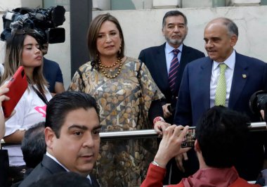 24 Ekim 2023, Mexico City, Meksika Senatörü ve Meksika Geniş Cephe Başkan adayı Xochitl Galvez Senatör Manuel Aorve Baos ve Mexico City 'deki Federasyon Yargı Şubesi çalışanları.