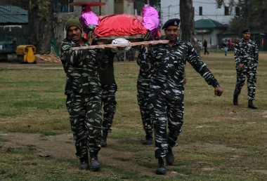 24 Ekim 2023, Srinagar Kashmir, Hindistan: Hint Paramiliter askerleri, Hindu Dussehra festivali vesilesiyle mitolojik iblis kral Ravana, oğlu Meghnath ve kardeşi Kumbhkaran 'ın özçekimini geçtiler