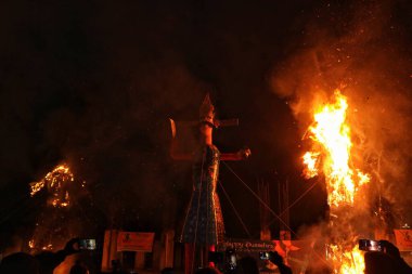 24 Ekim 2023, Srinagar Kashmir, Hindistan: Efsanevi iblis kral Ravana 'nın heykelleri, oğlu Meghnath ve kardeşi Kumbhkaran, Hindu Dussehra festivali vesilesiyle Srinagar' da yakıldı.