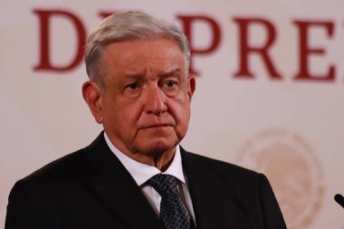Meksika, Mexico City 'de 25 Ekim 2023: Meksika Başkanı Andrs Manuel Lpez Obrador, Ulusal Saray' daki sabah konferansında konuşma yaptı.