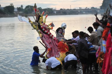 24 Ekim 2023 Sylhet-Bangladeş: Dindarlar Tanrıça DURGA tanrısını Bangaldeş 'in Surma Nehri' ne batırıyorlar. Durga Puja festivali onuncu günde sona eriyor (Vijaya Dashami)