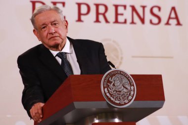 Meksika, Mexico City 'de 25 Ekim 2023: Meksika Başkanı Andrs Manuel Lpez Obrador, Ulusal Saray' daki sabah konferansında konuşma yaptı.