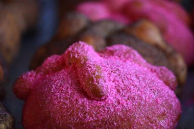 Meksika, Nezahualcyotl 'da 27 Ekim 2023: Satıcılar Pan de Muerto Fuarı sırasında susamlı, şekerli, geleneksel ve farklı dolgularla farklı türde ölü, zanaatkar ekmek sunuyorlar.