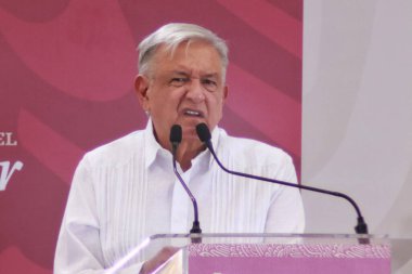 Meksika, Nezahualcyotl 'da 27 Ekim 2023: Meksika başkanı Andrs Manuel Lopez Obrador, Nezahualcyotl' daki gezisi sırasında refah programlarını değerlendirir.