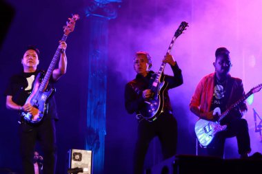 28 Ekim 2023, Mexico City: Meksikalı grup Panteon Rococo 'dan Dario Espinosa ve Rodrigo Bonilla Gorri, Meksikalı grup Panteon Rococo' nun kariyerinin 28 yılını kutlamak için 