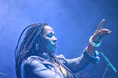 28 Ekim 2023 'te Mexico City, Meksika' da Jameikalı grup Easy Star All-Stars 'ın Kirsty Rock' ı, Meksikalı grup Panteon Rococo 'nun Parque Bicentenario' daki kariyerinin 28 yılını kutlamak amacıyla 