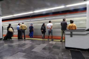 29 Ekim 2023, Mexico City: Pantitln - Isabel la Catlica Bölümü onarıldıktan sonra Metro Hattı 1 'in yeniden açılması sırasında metroya binen yolcular