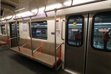 29 Ekim 2023, Mexico City: Pantitln - Isabel la Catlica Bölümü onarıldıktan sonra Metro Hattı 1 'in yeniden açılması sırasında metroya binen yolcular