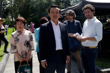 25 Ekim 2023, Mexico City, Meksika Çin 'in Meksika Büyükelçisi Zhang Run Acapulco' daki Otis Kasırgası 'ndan etkilenenler için Los Pinos kültür festivali Los Pinos' taki Mexico City 'deki Los Pinos kültür festivalinde yemek bağışladı.