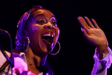 28 Ekim 2023, Mexico City: İngiliz reggae şarkıcısı Hollie Cook, Meksikalı grup Panteon Rococo 'nun Parque Bicentenario' daki kariyerinin 28 yılını kutlamak için 