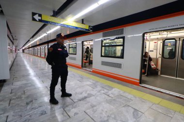 29 Ekim 2023, Mexico City: Pantitln - Isabel la Catlica Bölümü onarıldıktan sonra Metro Hattı 1 'in yeniden açılması sırasında metroya binen yolcular