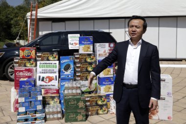 25 Ekim 2023, Mexico City, Meksika Çin 'in Meksika Büyükelçisi Zhang Run Acapulco' daki Otis Kasırgası 'ndan etkilenenler için Los Pinos kültür festivali Los Pinos' taki Mexico City 'deki Los Pinos kültür festivalinde yemek bağışladı.