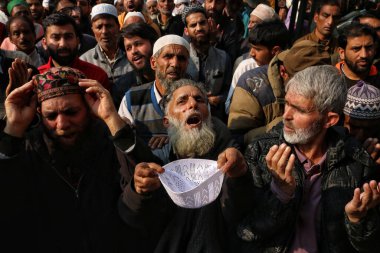 27 Ekim 2023, Srinagar Kashmir, Hindistan: Müslüman dindarlar Srinagar 'daki türbesinde Şeyh Seyit Abdul Qadir Jeelani' nin (R.A) bir kalıntısını sergiliyorlar (resmedilmemiş).
