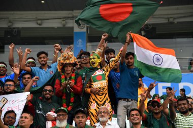 28 Ekim 2023, Kolkata, Hindistan: 2023 ICC Dünya Kriket Kupası 'nda Hollanda ile Bangladeş arasında oynanan karşılaşmada Bangladeş taraftarları takımlarını destekliyor.