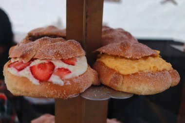 27 Ekim 2023, Nezahualcyotl, Meksika: Satıcılar Pan de Muerto Fuarı sırasında susam, şeker, geleneksel ve farklı dolgularla farklı türde ölü, zanaatkar ekmek sunar