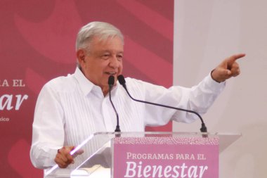 Meksika, Nezahualcyotl 'da 27 Ekim 2023: Meksika başkanı Andrs Manuel Lopez Obrador, Nezahualcyotl' daki gezisi sırasında refah programlarını değerlendirir.