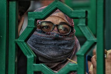 27 Ekim 2023, Srinagar Kashmir, Hindistan: Bir Kaşmir Müslüman kadını Srinagar 'daki Şeyh Abdul Qadir Jeelani (R.A) türbesine bakıyor