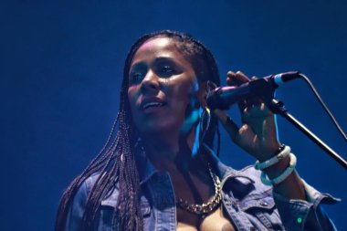 28 Ekim 2023 'te Mexico City, Meksika' da Jameikalı grup Easy Star All-Stars 'ın Kirsty Rock' ı, Meksikalı grup Panteon Rococo 'nun Parque Bicentenario' daki kariyerinin 28 yılını kutlamak amacıyla 