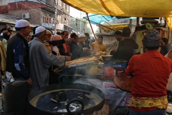 October 2023 Srinagar Kashmir India People Buy Local Snacks Vendor — Stock Photo, Image