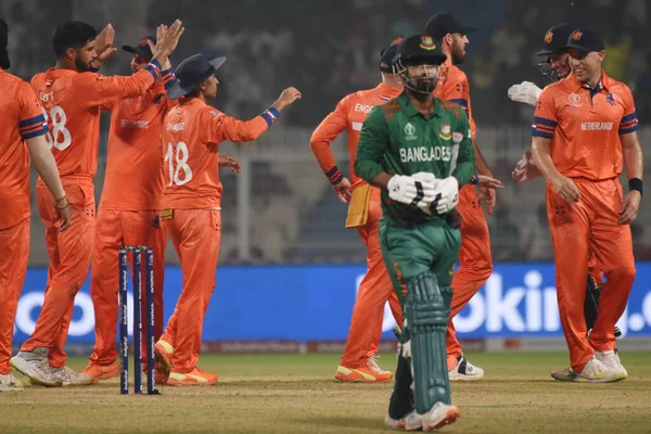 28 Ekim 2023, Kolkata, Hindistan: 2023 ICC Dünya Kriket Kupası 'nda Hollanda ile Bangladeş arasında oynanan karşılaşmada Bangladeş' ten Litton Das, Eden Gardens Stadyumu 'nda mücadele etmektedir.