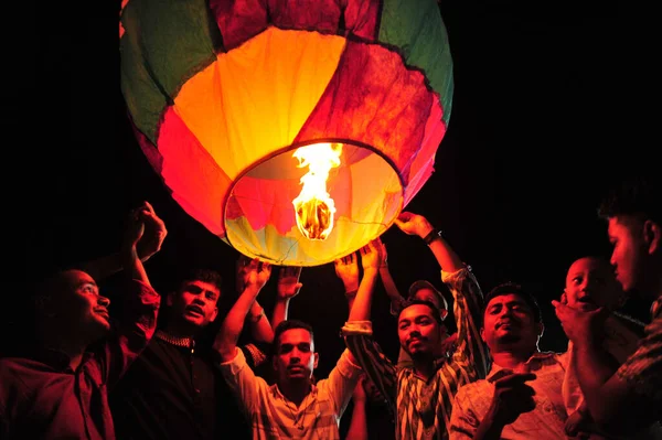 Ottobre 2023 Sylhet Bangladesh Seguaci Religiosi Buddisti Accendono Lanterne Fuoco — Foto Stock