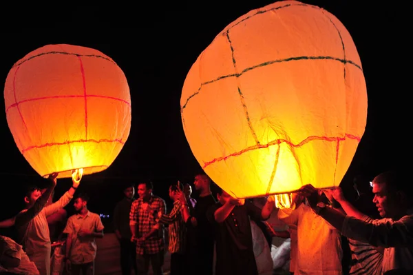 Ottobre 2023 Sylhet Bangladesh Seguaci Religiosi Buddisti Accendono Lanterne Fuoco — Foto Stock