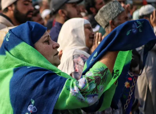 Octubre 2023 Srinagar Cachemira India Devotos Musulmanes Rezan Como Sacerdote —  Fotos de Stock