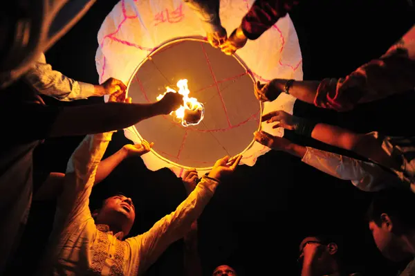 October 2023 Sylhet Bangladesh Buddhists Religious Followers Lighting Fire Lanterns — Stock Photo, Image