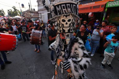 31 Ekim 2023 'te Mexico City' de Beyaz Kız olarak da bilinen Santa Muerte 'nin yüzlerce müridi, kuruluşunun 22. yıldönümünü kutlamak için Tepito' nun cesur mahallesinde Morelos kolonisindeki sunağı ziyaret etti.