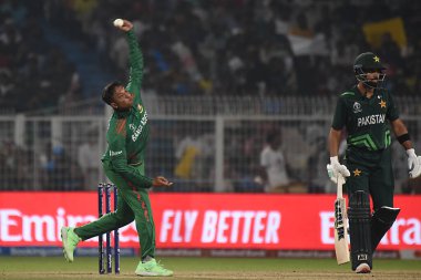 31 Ekim 2023, Kolkata, Hindistan: Pakistan ile Bangladeş arasında oynanan ICC Dünya Kriket Kupası karşılaşmasında Bangladeş 'in kaptanı Shakib Al Hasan, Eden Gardens Stadyumu' nda maç yaptı.