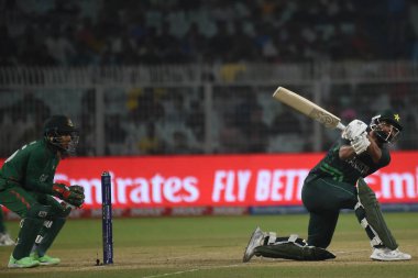 31 Ekim 2023, Kolkata, Hindistan: Pakistan ile Bangladeş arasında oynanan ICC Dünya Erkekler Kriket Kupası karşılaşmasında Pakistan 'dan Fakhar Zaman' a isabet etti.