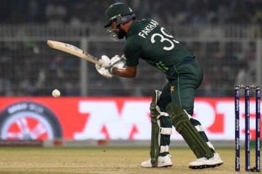 31 Ekim 2023, Kolkata, Hindistan: Pakistan ile Bangladeş arasında oynanan ICC Dünya Erkekler Kriket Kupası karşılaşmasında Pakistanlı Fakhar Zaman topa vurdu