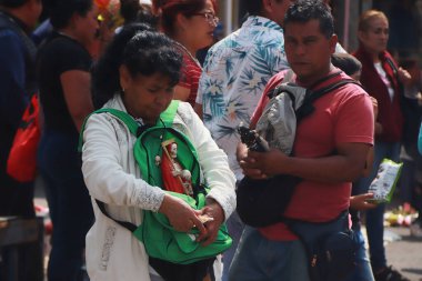 31 Ekim 2023 'te Mexico City' de Beyaz Kız olarak da bilinen Santa Muerte 'nin yüzlerce müridi, kuruluşunun 22. yıldönümünü kutlamak için Tepito' nun cesur mahallesinde Morelos kolonisindeki sunağı ziyaret etti.