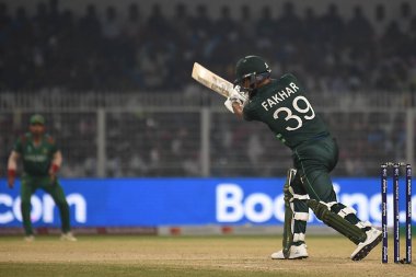 31 Ekim 2023, Kolkata, Hindistan: Pakistan ile Bangladeş arasında oynanan ICC Dünya Erkekler Kriket Kupası karşılaşmasında Pakistanlı Fakhar Zaman topa vurdu