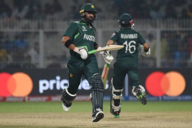 31 Ekim 2023, Kolkata, Hindistan: Pakistan ile Bangladeş arasında oynanan ICC Dünya Kriket Kupası karşılaşmasında Pakistanlı Fakhar Zaman kaleler arasında koşuyor.
