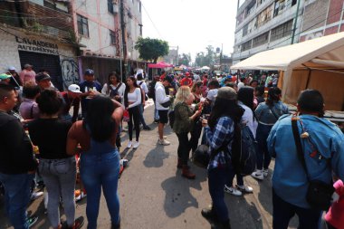 31 Ekim 2023 'te Mexico City' de Beyaz Kız olarak da bilinen Santa Muerte 'nin yüzlerce müridi, kuruluşunun 22. yıldönümünü kutlamak için Tepito' nun cesur mahallesinde Morelos kolonisindeki sunağı ziyaret etti.