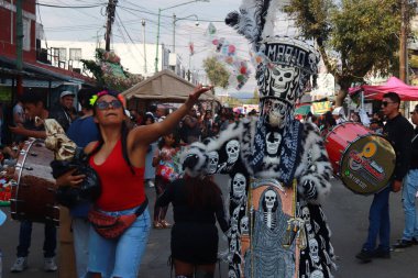 31 Ekim 2023 'te Mexico City' de Beyaz Kız olarak da bilinen Santa Muerte 'nin yüzlerce müridi, kuruluşunun 22. yıldönümünü kutlamak için Tepito' nun cesur mahallesinde Morelos kolonisindeki sunağı ziyaret etti.